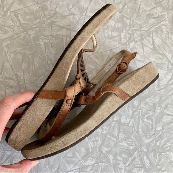 NWOT UGG Flat Thong Sheepskin Halendi Sandals 6 - Picture 5 of 8